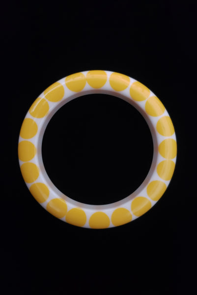 1960s Vintage White and Yellow Injected Dot Bowtie Lucite Bangle Bracelet
