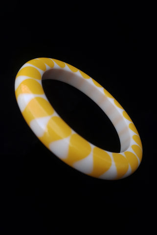 1960s Vintage White and Yellow Injected Dot Bowtie Lucite Bangle Bracelet