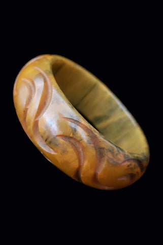 1930s Vintage Chunky S Carved Butterscotch and Spinach Bakelite Bangle Bracelet