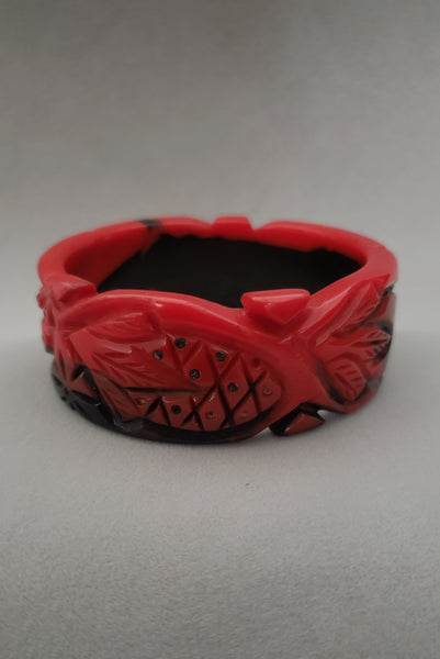 1930s Vintage Cherry Red and Black Pineapple Carved Bakelite Bangle Bracelet