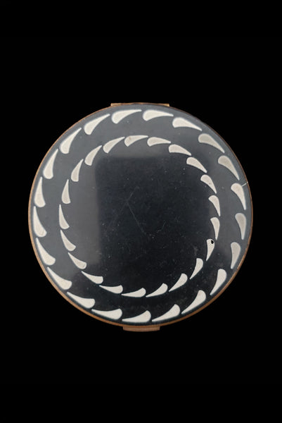 Vertical top view of 1930s vintage Art Deco black and white enamel round gold metal mesh make-up compact by Elgin.