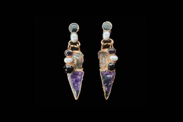 Horizontal front view of 1980s vintage gold tone freeform onyx, pearl, amethyst, and mother of pearl pierced statement earrings.
