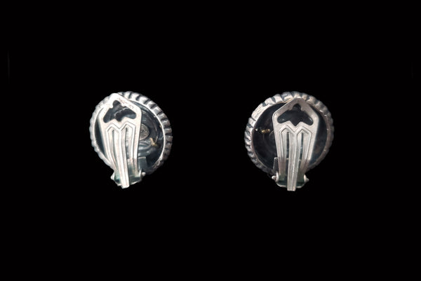 Horizontal back view of 1990s vintage Flli Menegatti 925 sterling silver and 14k gold round fluted tow-tone clip-on earrings.