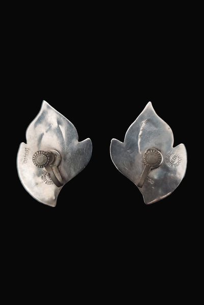 Vertical back view of 1950s vintage inlaid abalone & onyx flame and 925 sterling silver screw back earrings.