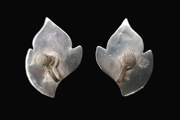 Horizontal back view of 1950s vintage inlaid abalone & onyx flame and 925 sterling silver screw back earrings.