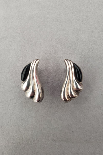 Vertical front view of 1980s vintage 925 sterling silver and marquise onyx cabochon flourish pierced earrings.