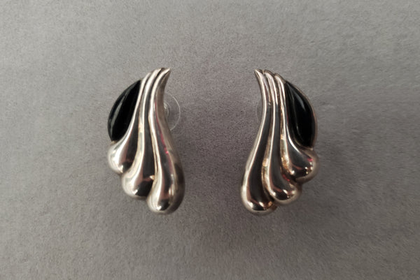 Horizontal front view of 1980s vintage 925 sterling silver and marquise onyx cabochon flourish pierced earrings.