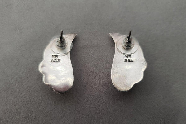Horizontal back view of 1980s vintage 925 sterling silver and marquise onyx cabochon flourish pierced earrings.