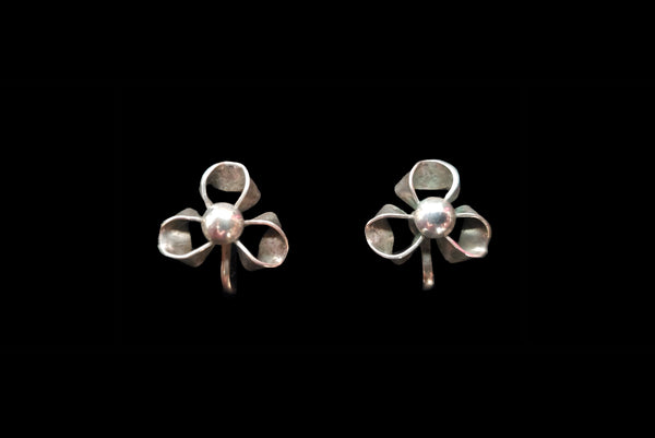 Horizontal front view of 1940s vintage 925 sterling silver triple loop ribbon screw back earrings.