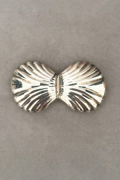 Vertical front view of 1940s vintage Los Ballesteros, Mexican 925 sterling silver double shell nautical brooch/pendant.