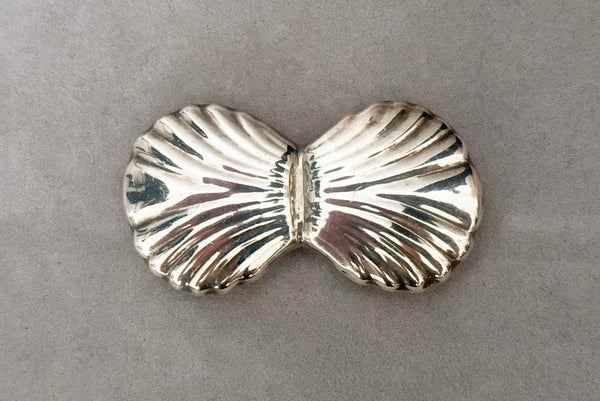 Horizontal front view of 1940s vintage Los Ballesteros, Mexican 925 sterling silver double shell nautical brooch/pendant.