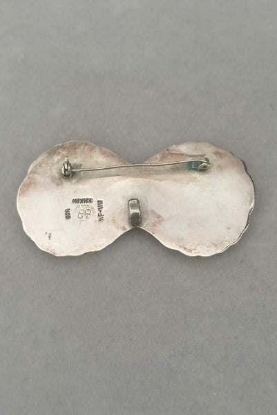 Vertical back view of 1940s vintage Los Ballesteros, Mexican 925 sterling silver double shell nautical brooch/pendant.