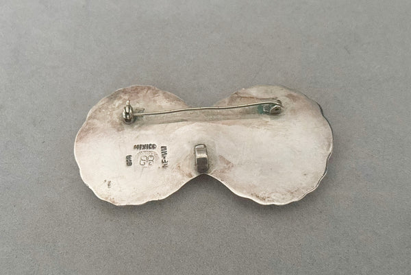 Horizontal back view of 1940s vintage Los Ballesteros, Mexican 925 sterling silver double shell nautical brooch/pendant.