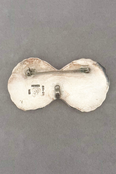 Vertical back view of 1940s vintage Los Ballesteros, Mexican 925 sterling silver double shell nautical brooch/pendant.