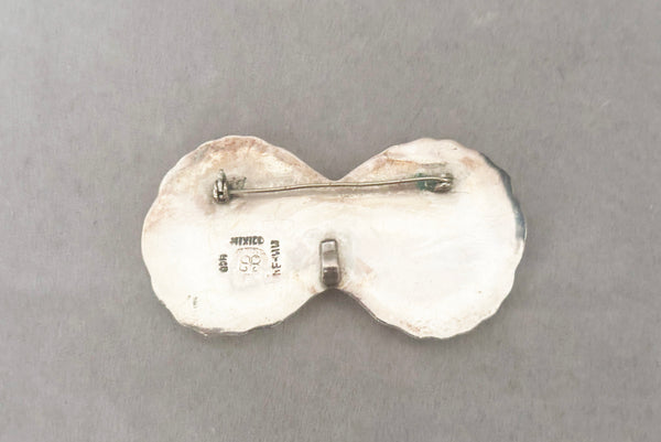 Horizontal back view of 1940s vintage Los Ballesteros, Mexican 925 sterling silver double shell nautical brooch/pendant.