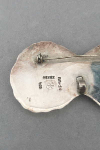 Detail view of 1940s vintage Los Ballesteros 925 sterling silver double shell nautical brooch/pendant. Showing the "925", Mexico", and "Los Ballesteros" stamps.