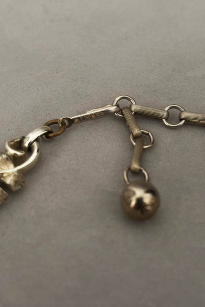Detail view of 1950s vintage champagne gold tone leaf adjustable necklace by Lisner. Showing a close-up of the adjustable hook clasp stamped Lisner.