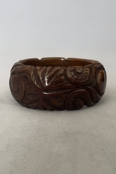 Vertical side view of 1930s vintage novelty octopus sea life carved green Bakelite statement bangle bracelet.