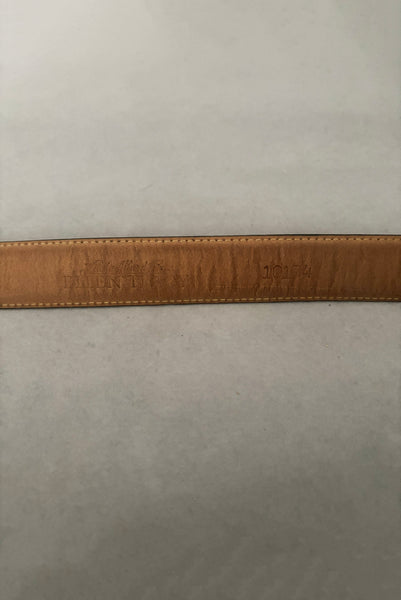 Interior detail view of 1990s vintage black leather and gold chain buckle designer belt by Ellen Tracy, size extra small to small. Showing the sueded brown leather lining.