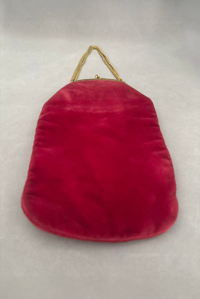 Vertical front perspective view of 1960s vintage rose pink velvet evening handbag with gold frame and chain handle, by Morris Moskowitz.