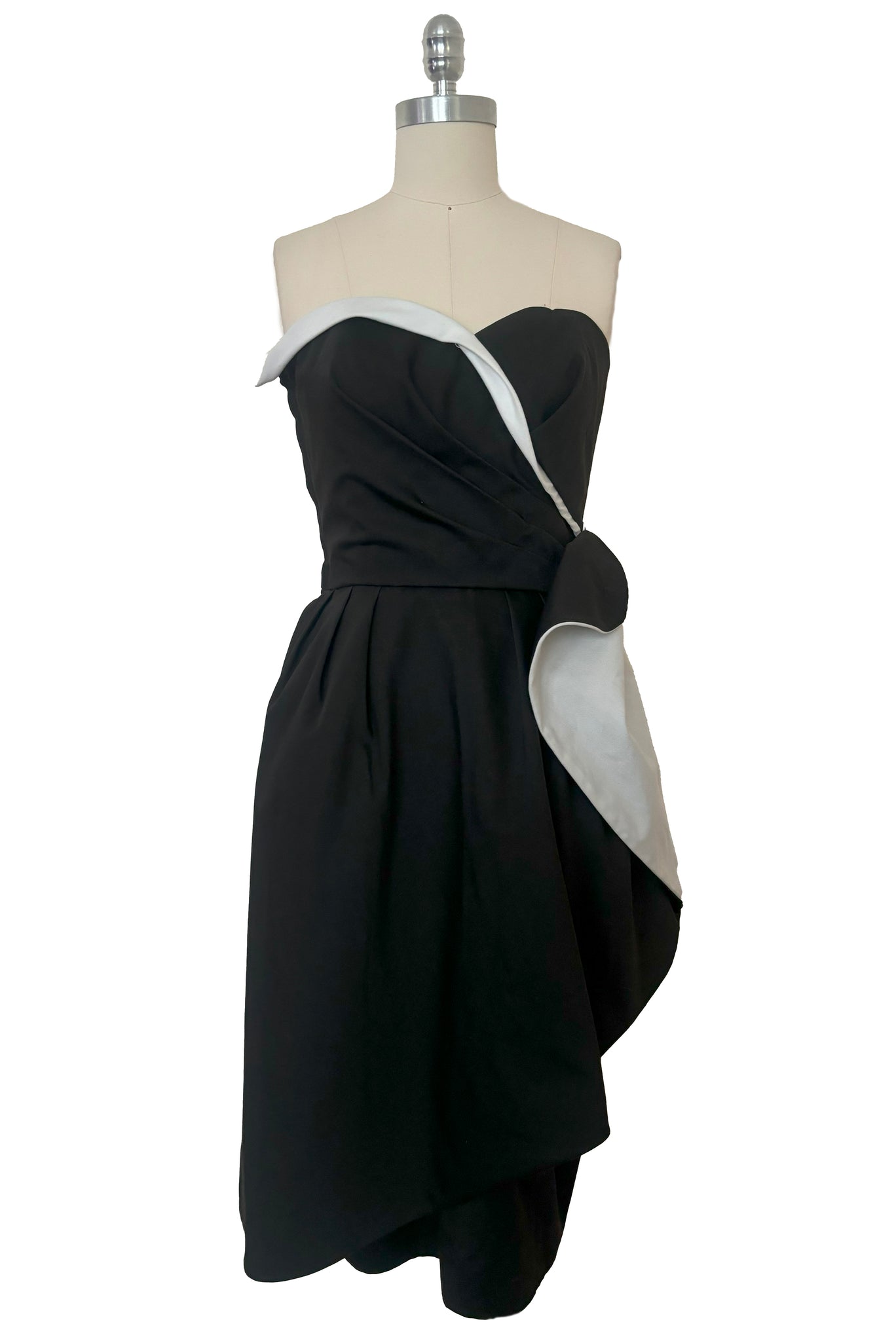 Front view of 1990s vintage Victor Costa black and white poly cotton twill wrapped strapless cocktail dress, extra small to small.