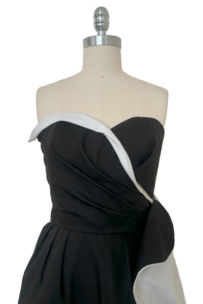 Bodice front view of 1990s vintage Victor Costa black and white poly cotton twill wrapped strapless cocktail dress, extra small to small. Showing the sweetheart neckline and wrapped, pleated bodice with contrasting white twill.