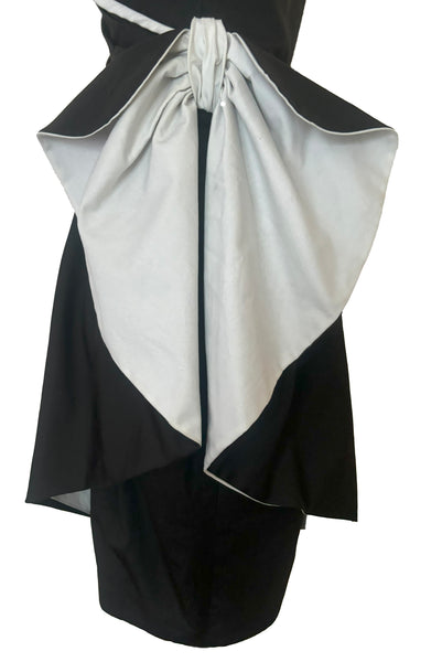 Bow detail view of 1990s vintage Victor Costa black and white poly cotton twill wrapped strapless cocktail dress, extra small to small. Showing the side hip bow with contrasting white interior.