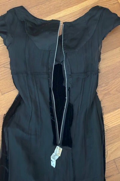 Interior detail view of 1950s vintage black silk satin and velvet wiggle cocktail dress, by Nathan Strong, extra small to small. Showing the  construction detail and organza underlining.
