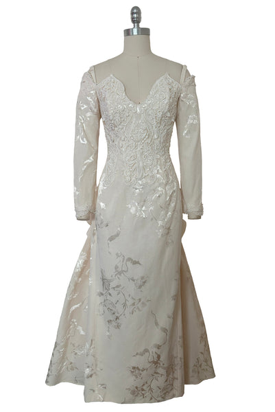 Front view of 1990s vintage cream jacquard & lace pointed sweetheart neckline, long sleeve, bustle back wedding dress by Jessica McClintock, extra small to small.