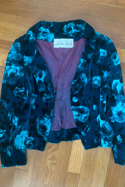 Jacket flat lay view of 1950s vintage teal and turquoise blue floral velvet dress and jacket set by Lillie Rubin, size extra small to small. Showing fading to the blue satin lining of the jacket and Lillie Rubin label.