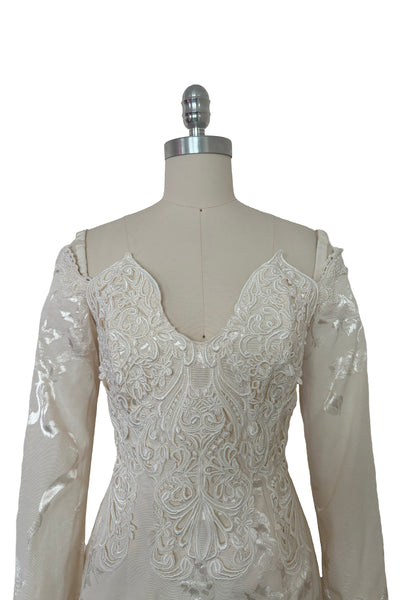 Bodice front view of 1990s vintage cream jacquard & lace pointed sweetheart neckline, long sleeve, bustle back wedding dress by Jessica McClintock, extra small to small. Showing the elastic shoulder straps and cream Venice lace embellished neckline.