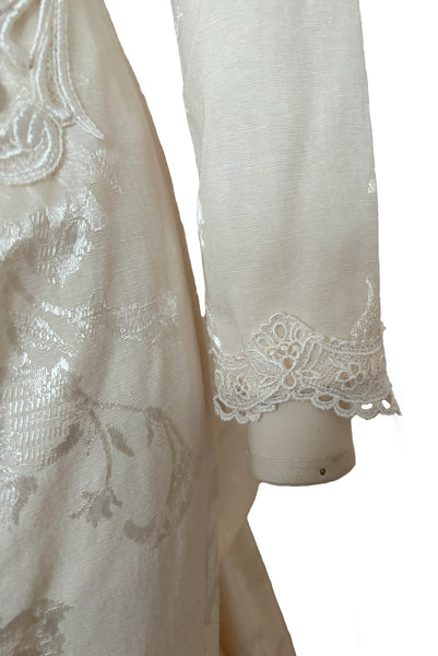 Sleeve detail view of 1990s vintage cream jacquard & lace pointed sweetheart neckline, long sleeve, bustle back wedding dress by Jessica McClintock, extra small to small. Showing the Venice lace trim at the cuff. .
