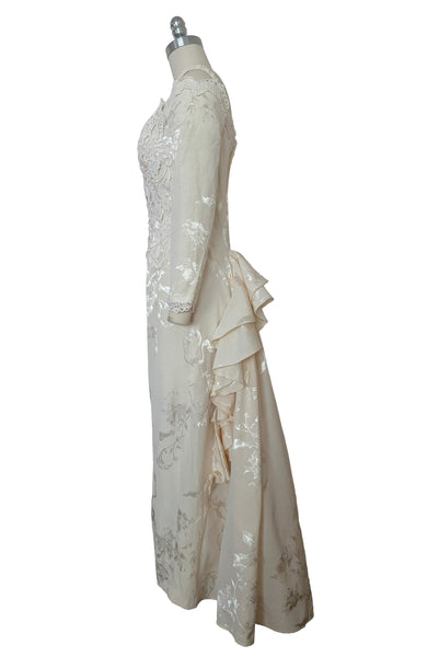 Side view of 1990s vintage cream jacquard & lace pointed sweetheart neckline, long sleeve, bustle back wedding dress by Jessica McClintock, extra small to small.