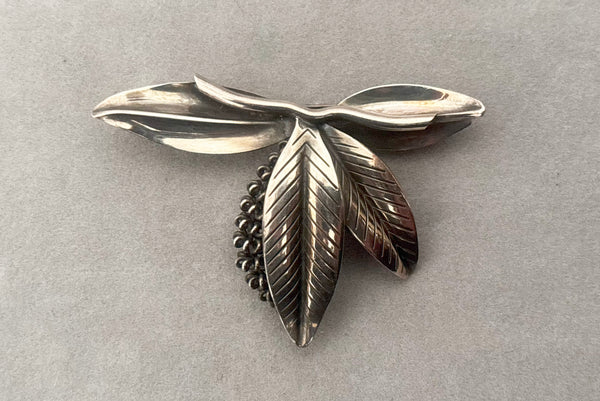 Horizontal front view of 1950s vintage Gertrud Engel 925 sterling silver Danish modernist botanical leaf brooch for Anton Michelsen, made in Denmark.