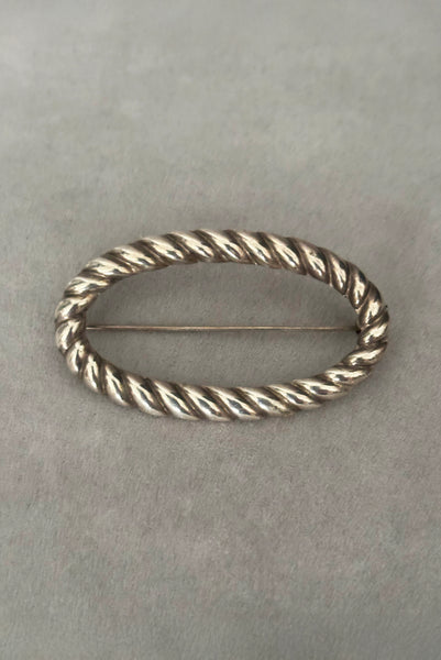 Vertical front view of 1980s vintage 925 sterling silver twisted rope design oval brooch/pin by Nida Factory.