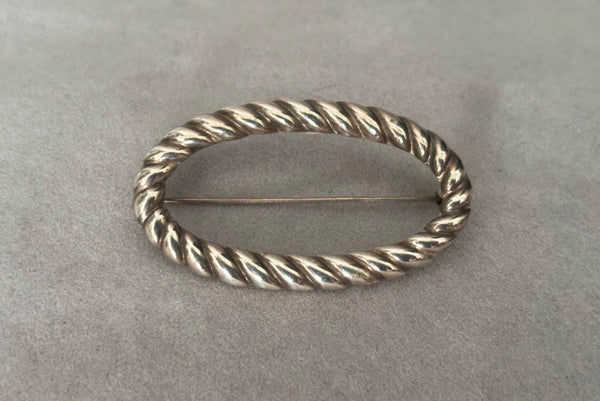 Horizontal front view of 1980s vintage 925 sterling silver twisted rope design oval brooch/pin by Nida Factory.