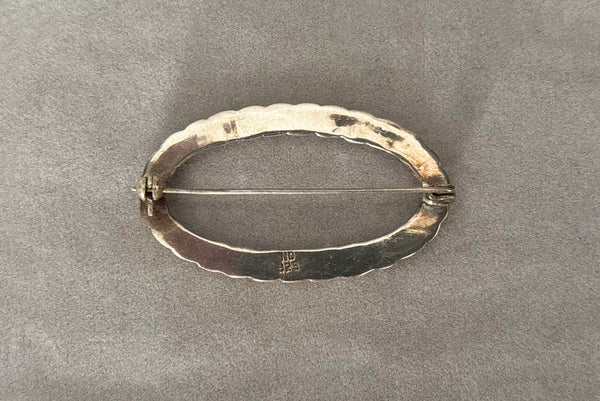 Horizontal back view of 1980s vintage 925 sterling silver twisted rope design oval brooch/pin by Nida Factory.