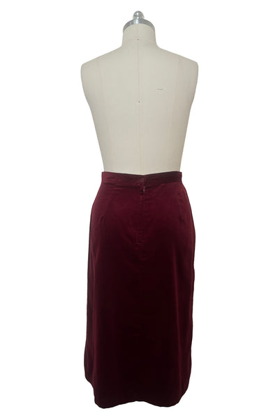 Interior detail view of 1970s vintage burgundy velveteen button front pencil skirt, size medium to large. Showing a close-up of the size 13 tag and union label.