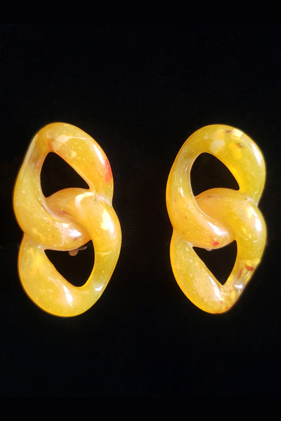 1960s Vintage Speckled Mustard Lucite Chain Link Clip Earrings