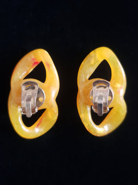 1960s Vintage Speckled Mustard Lucite Chain Link Clip Earrings