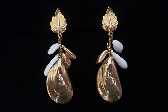 1960s Vintage White and Gold Nautical Clam Shell Dangle Clip On Earrings