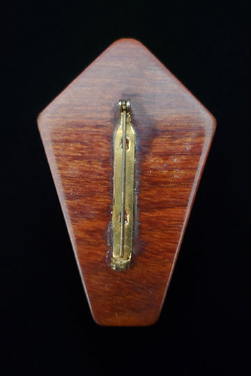Vertical back view of 1950s vintage brown striped multi-grain kite shaped wood brooch.